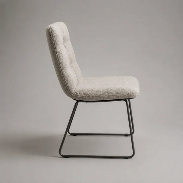 Sedia da pranzo imbottita in tessuto poliestere beige con base in acciaio nero struttura curva 50 x 60 x 85 cm