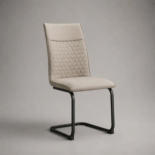 Sedia da pranzo imbottita con schienale alto in tessuto beige e struttura in acciaio nero 45 x 55 x 90 cm