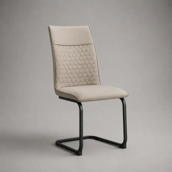 Sedia da pranzo imbottita con schienale alto in tessuto beige e struttura in acciaio nero 45 x 55 x 90 cm